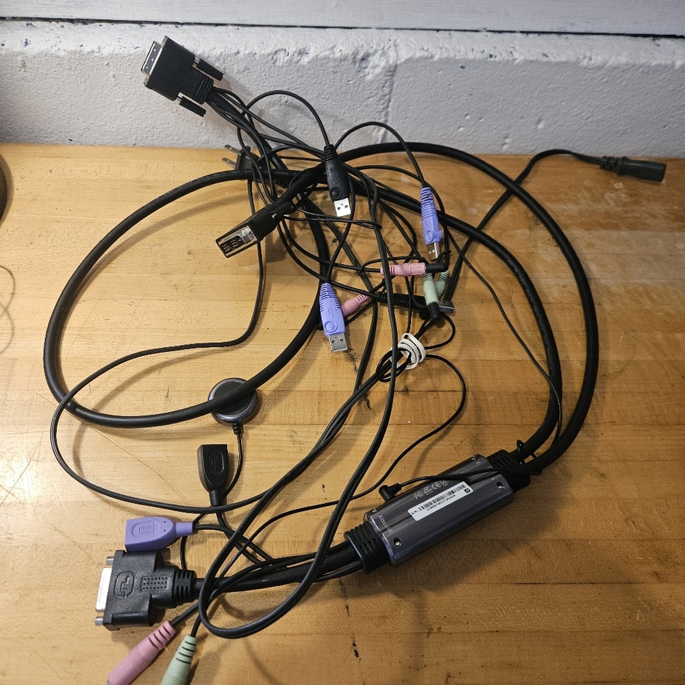 IOGEAR 2-Port USB KVM Gcs932u Cord- Excellent condition!